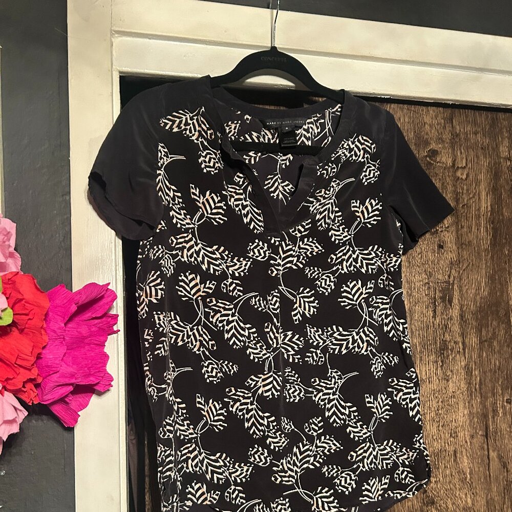 Marc by Marc jacons Black and Cream Print blouse Size 0
